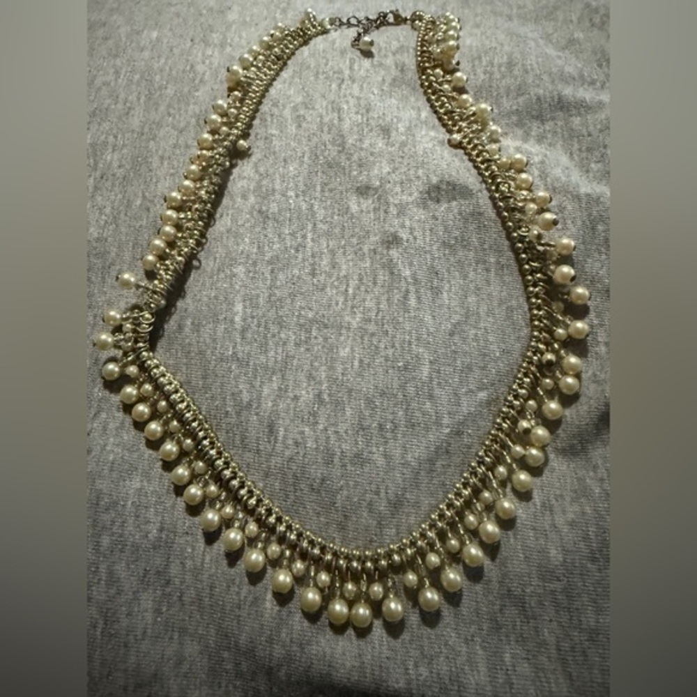 Elegant Gold and Pearl Necklace